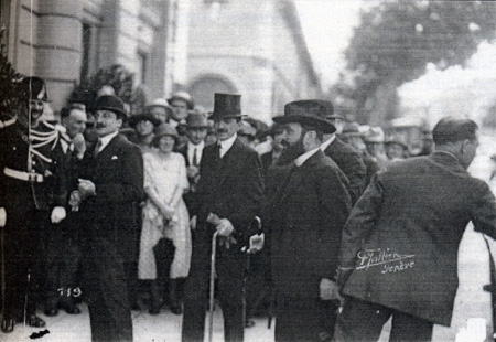 Fan Noli, der in Genf 1924 den Sitz des Völkerbundes betritt.